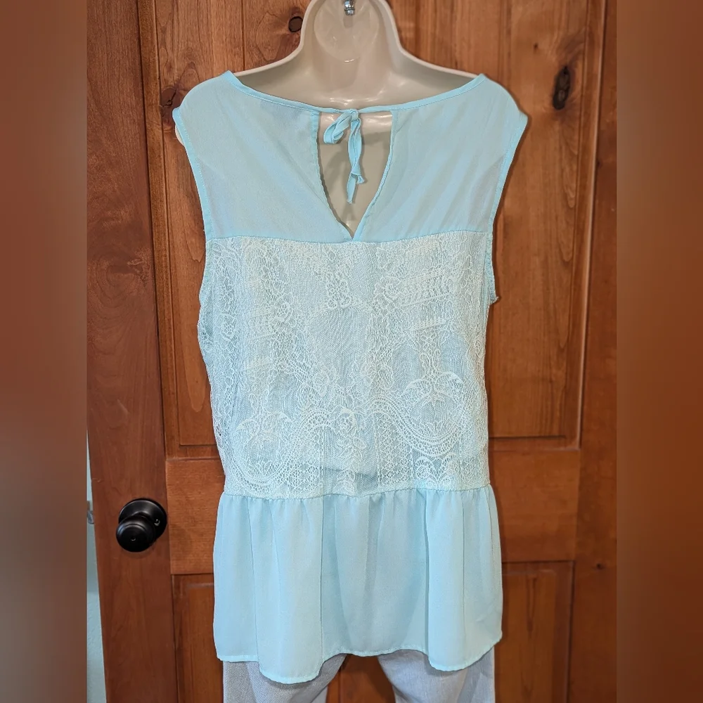 Daisy Fuentes Mint Green Lace‎ Top